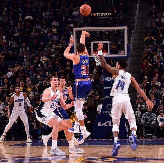  库里三分球命中数超越雷阿伦登顶历史  